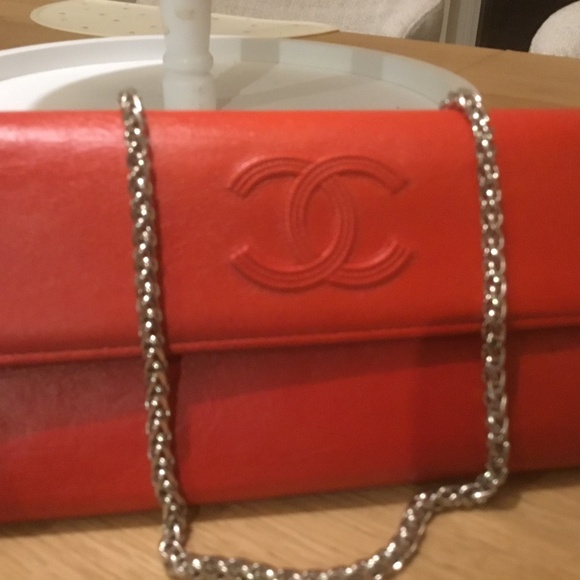 ♦️Chanel gorgeous red CC flap wallet made in Italy - Picture 1 of 4